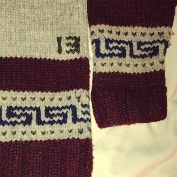 Filson Cowichan Bear and Cubs Shawl Cardigan and Scarf - Picture 6 of 11